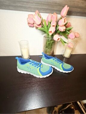 Women's Athletic Sneakers in Blue and Mint - Lightweight Comfort. Size 10